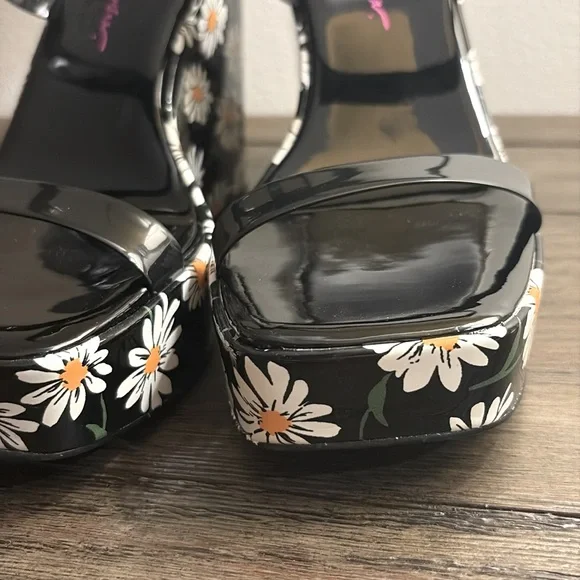 EUC [Betsey Johnson] Landry Daisy Floral Platform Wedge Sandals Women’s Sz 6.5 - Picture 12 of 14